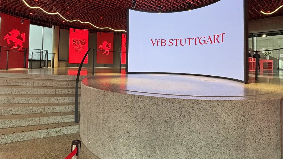 VfB Stuttgart – Curved LED-Wand im VIP-Eingangsbereich der MHP Arena
